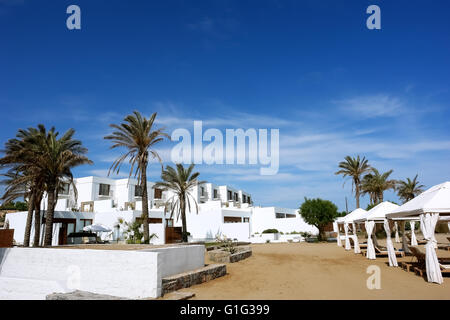 HERAKLION, Creta, Grecia - 13 Maggio 2014: il cielo blu, edifici moderni di ville e palme sul terreno della classe di lusso hotel Foto Stock