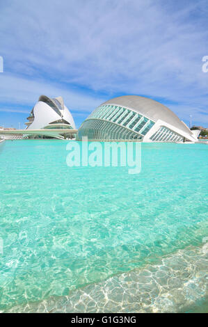 Valencia, Spagna - 30 Marzo 2016: vista architettonico il Hemesferic, il fulcro della Città delle Arti e delle Scienze Foto Stock