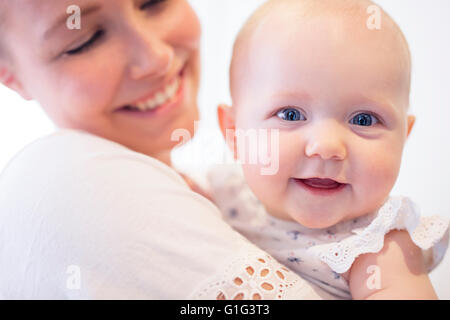 Sorridente e carina ragazza bambino con sua madre Foto Stock