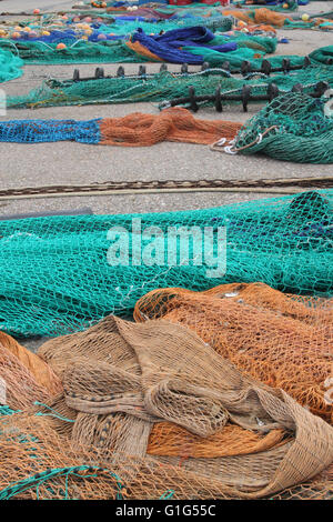 Colorato colorato reti da pesca sul lato del porto porto Foto Stock