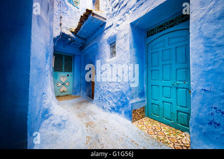 Dettaglio di porte e una finestra nella città di Chefchaouen, in Marocco Foto Stock