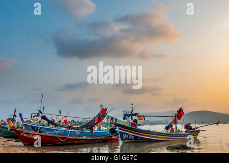 Longtail barche sulla spiaggia, sunrise in Bophut Beach, Koh Samui, Thailandia, Asia Foto Stock