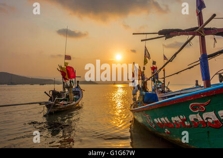 Longtail barche sulla spiaggia, sunrise in Bophut Beach, Koh Samui, Thailandia, Asia Foto Stock