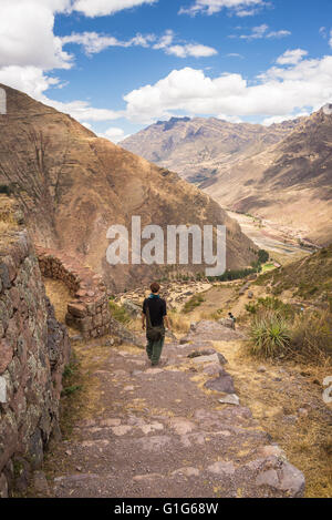 Tourist esplorando l'Inca sentieri che portano alle rovine di Pisac, Valle Sacra, importante meta di viaggio nella regione di Cusco, Perù. Foto Stock