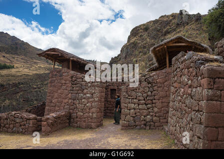 Tourist esplorando l'Inca sentieri che portano alle rovine di Pisac, Valle Sacra, importante meta di viaggio nella regione di Cusco, Perù. Foto Stock