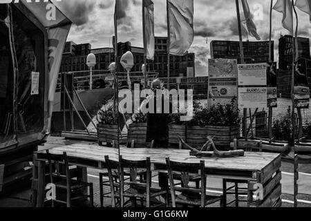 Fotografo Selfie a parete a specchio al villaggio temporaneo " Città di Fab' in Amsterdam, NL una vetrina per uno stile di vita sostenibile Foto Stock