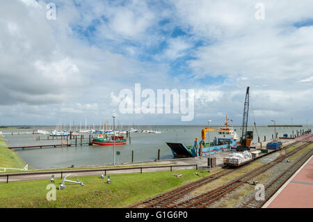 Yacht e navi di alimentazione nel porto dell'Est isola Frisone Langeoog, Bassa Sassonia, Germania Foto Stock