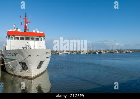 Traghetti e imbarcazioni in harbour marina di Isola East-Frisian Spiekeroog, Bassa Sassonia, Germania Foto Stock