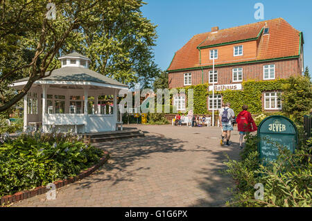 I turisti a passeggiare nella spa e wellness resort town Spiekeroog su East Frisone isola Spiekeroog, Bassa Sassonia, Germania Foto Stock