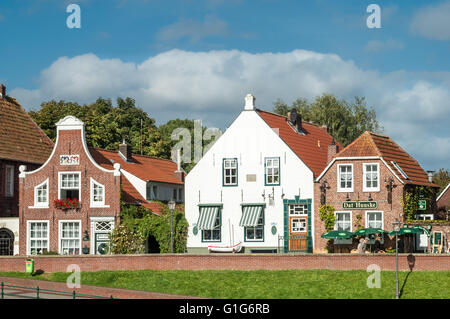 Facciate di case storiche di Sielstrasse nel porto di pesca di Greetsiel, Bassa Sassonia, Germania Foto Stock