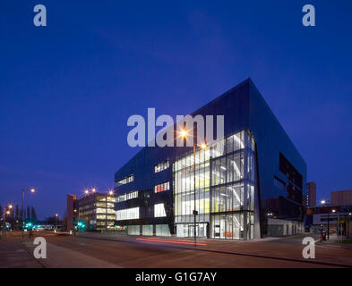 Angolo di elevazione con atrio vetrato e ingresso di notte. Grafene Institute, Università di Manchester, Manchester, Regno Unito. Architetto: Jestico + Whiles, 2015. Foto Stock