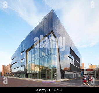 Angolo di elevazione con atrio vetrato e ingresso. Grafene Institute, Università di Manchester, Manchester, Regno Unito. Architetto: Jestico + Whiles, 2015. Foto Stock