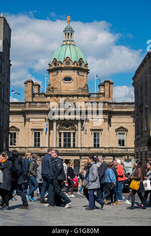 Pedoni camminando sul Royal Mile di fronte alla Bank of Scotland sede presso la sommità del tumulo. Foto Stock