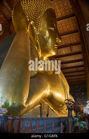 Buddha reclinato di Wat Pho, Bangkok, Thailandia Foto Stock