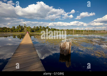 Il Footbridge sulla Palude di Neak Pean, tempio di Angkor, Siem Reap, Cambogia Foto Stock