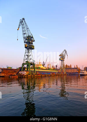 Vista della zona industriale. Gru, ormeggiata in cantiere. Foto Stock