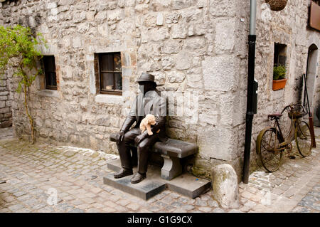 Un uomo su una panchina statua - Durbuy - Belgio Foto Stock