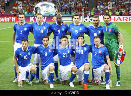 Italia nazionale di calcio posa per una foto di gruppo prima di UEFA EURO 2012 gioco finale contro la Spagna allo stadio Olimpico a Kiev Foto Stock