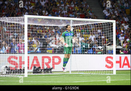 Il portiere Gianluigi Buffon dell Italia in azione durante UEFA EURO 2012 gioco finale contro la Spagna allo stadio Olimpico a Kiev Foto Stock