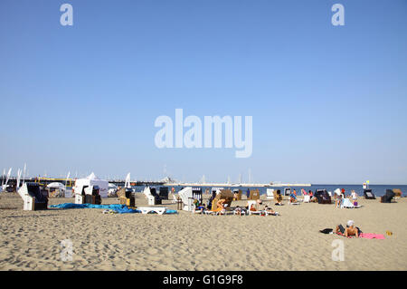 SOPOT, Polonia - 26 luglio 2012: la gente a prendere il sole in spiaggia in Sopot city, Mar Baltico, Polonia Foto Stock