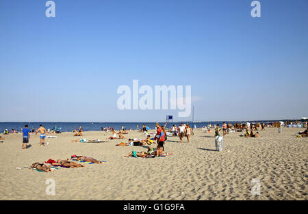 SOPOT, Polonia - 26 luglio 2012: la gente a prendere il sole in spiaggia in Sopot city, Mar Baltico, Polonia Foto Stock