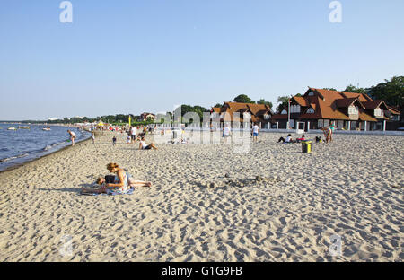 SOPOT, Polonia - 26 luglio 2012: la gente a prendere il sole in spiaggia in Sopot city, Mar Baltico, Polonia Foto Stock