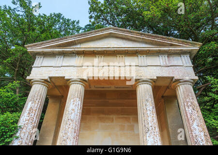 Il tetto e le colonne del tempio dorico, una follia nella motivazione della struttura Bowood House progettata da Capability Brown, Calne, Wiltshire, Regno Unito Foto Stock