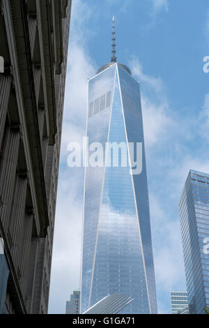 Immagine atmosferica del World Trade Center con le nubi che circondano la metà superiore. Foto Stock