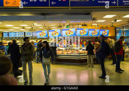 Monaco di Baviera, Germania Agosto 27, 2014: Monaco Stazione Ferroviaria principale in serata. Foto Stock