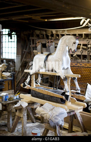 Vintage cavallo a dondolo in legno di un work shop Foto Stock