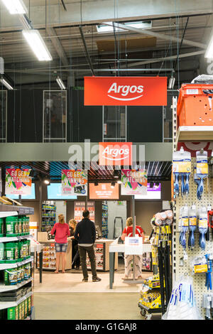 Un negozio di Argos entro un Homebase DIY warehouse in Catford, a sud di Londra. Foto Stock