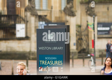 Oxford, Regno Unito 11 maggio 2016. S.a.r. il principe William visite Oxford per aprire recentemente rinnovato Weston Libreria. Credito: Pete Lusabia Foto Stock