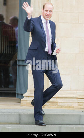 Oxford, Regno Unito 11 maggio 2016. S.a.r. il principe William visite Oxford per aprire recentemente rinnovato Weston Libreria. Credito: Pete Lusabia Foto Stock