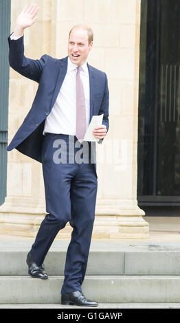 Oxford, Regno Unito 11 maggio 2016. S.a.r. il principe William visite Oxford per aprire recentemente rinnovato Weston Libreria. Credito: Pete Lusabia Foto Stock