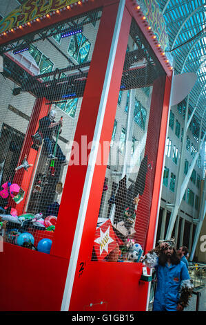 Luminato Festival artisti, scegliere una pila, Toronto Canada, a grandezza naturale in stile arcade macchina artiglio pieno di utili oggetti donati. Foto Stock