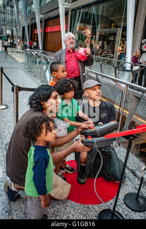 Luminato Festival artisti, scegliere una pila, Toronto Canada, a grandezza naturale in stile arcade macchina artiglio pieno di utili oggetti donati. Foto Stock