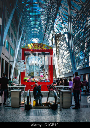 Luminato Festival artisti, scegliere una pila, Toronto Canada, a grandezza naturale in stile arcade macchina artiglio pieno di utili oggetti donati. Foto Stock