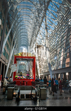 Luminato Festival artisti, scegliere una pila, Toronto Canada, a grandezza naturale in stile arcade macchina artiglio pieno di utili oggetti donati. Foto Stock