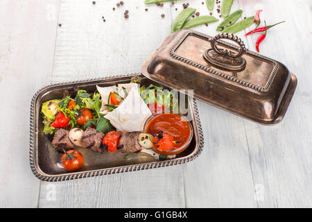 Arrosto di carne e verdure Foto Stock