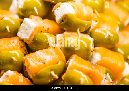 Insalata di olive al tipico spagnolo mercato alimentare Foto Stock