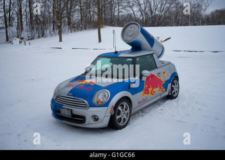Una Red Bull Mini auto parcheggiate in una neve parcheggio coperto a Hamilton, Ontario, Canada. Foto Stock
