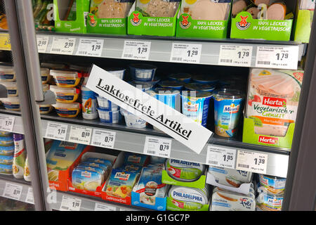 Etichetta in tedesco per senza lattosio refrigerato prodotti freschi in un supermercato. Foto Stock