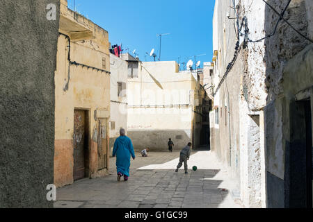 Scena di strada nella vecchia medina di Fez, Marocco Foto Stock