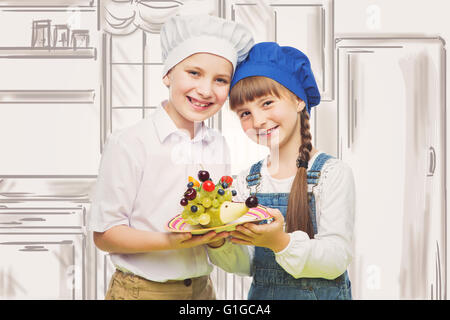 I bambini di contenimento forma hedgehog snack di frutta Foto Stock