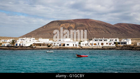 Caleta de Sebo village e Agujas Grandes vulcano, La Isla Graciosa, Lanzarote, Isole Canarie, Spagna Foto Stock