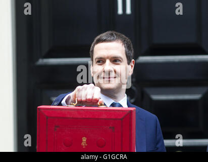 Il cancelliere,George Osbourne, mostra la casella rossa sulla scalinata del numero 11 di Downing St prima che egli offre il suo budget Foto Stock