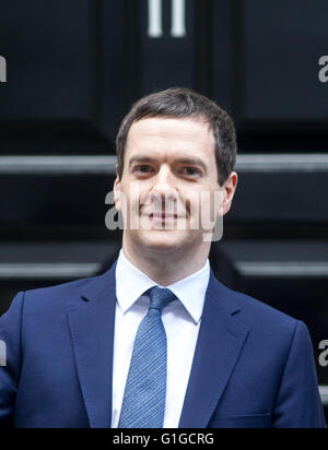 Il cancelliere,George Osbourne sul gradino esterno numero 11 di Downing street Foto Stock