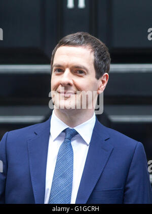 Il cancelliere,George Osbourne sul gradino esterno numero 11 di Downing street Foto Stock