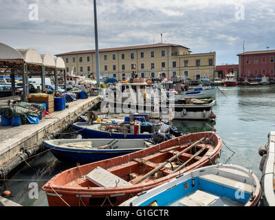 Barche da pesca nel porto di Livorno, Toscana Italia Foto Stock