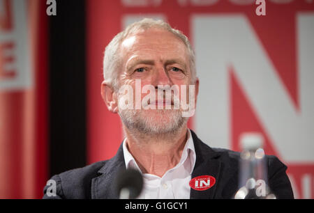 Leader laburista Jeremy Corbyn parla di un "voto di rimanere giugno 23rd' rally in Westminster,Londra.Egli è il supporto di "voto nell' Foto Stock